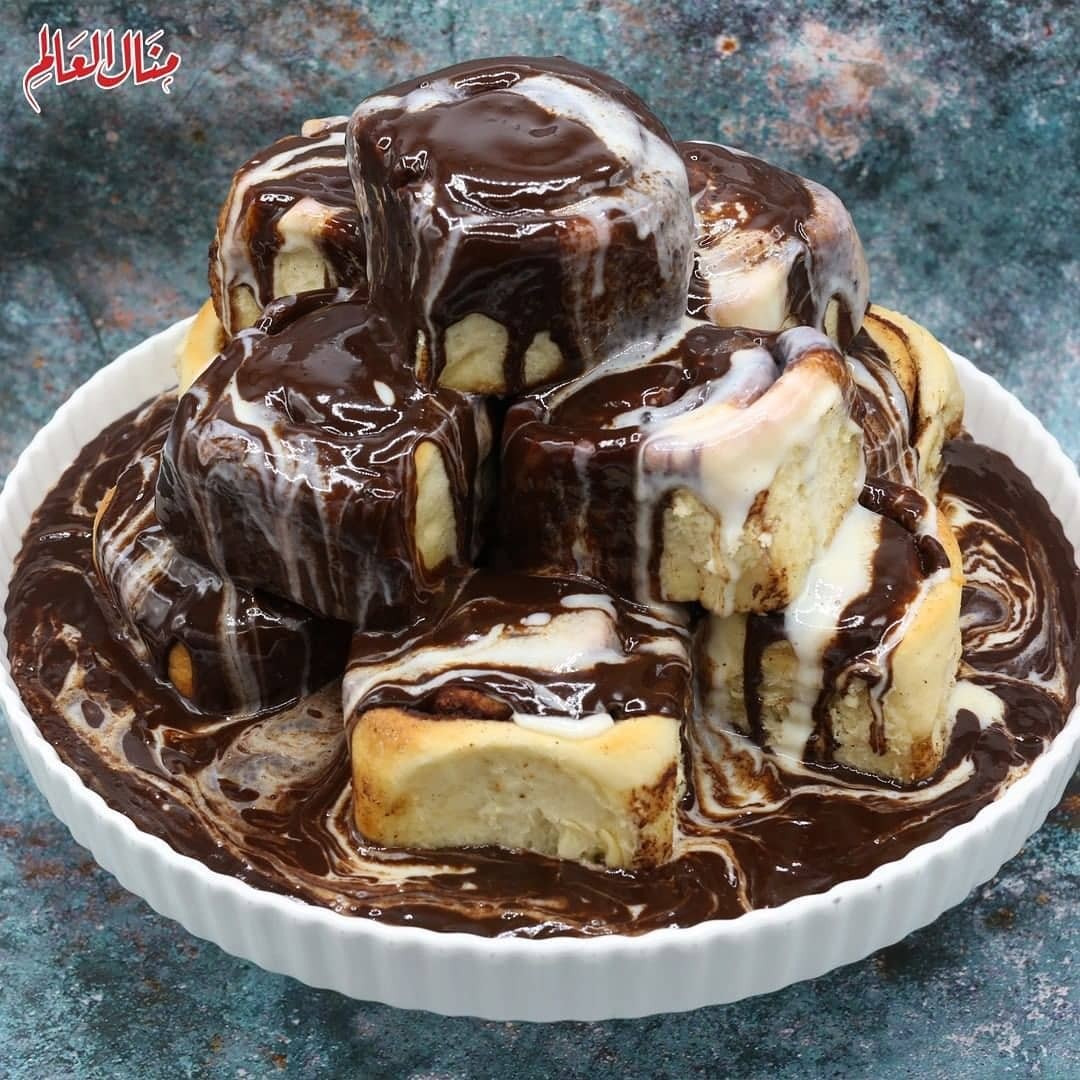 Cinnamon Rolls with Cheese and Chocolate Sauce