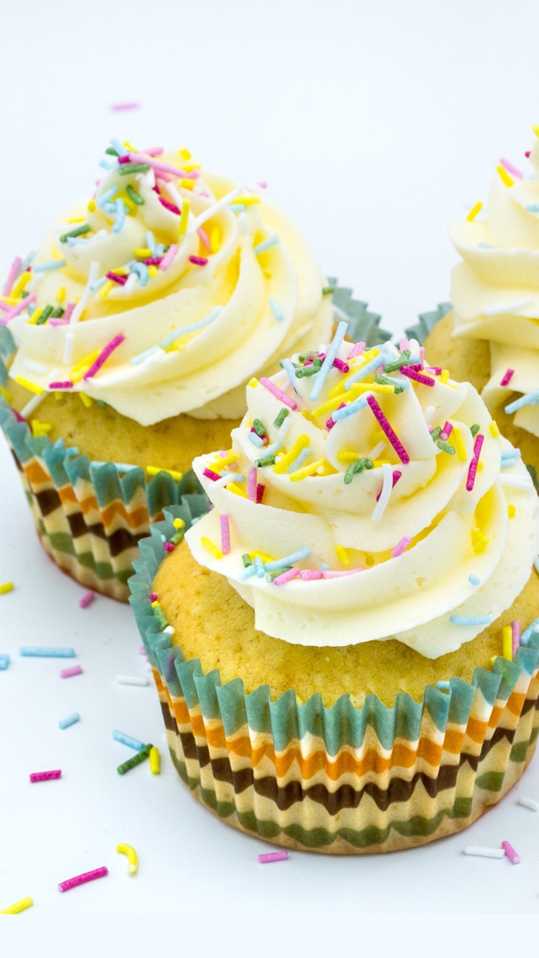 Vanilla Cake with Cream Decoration