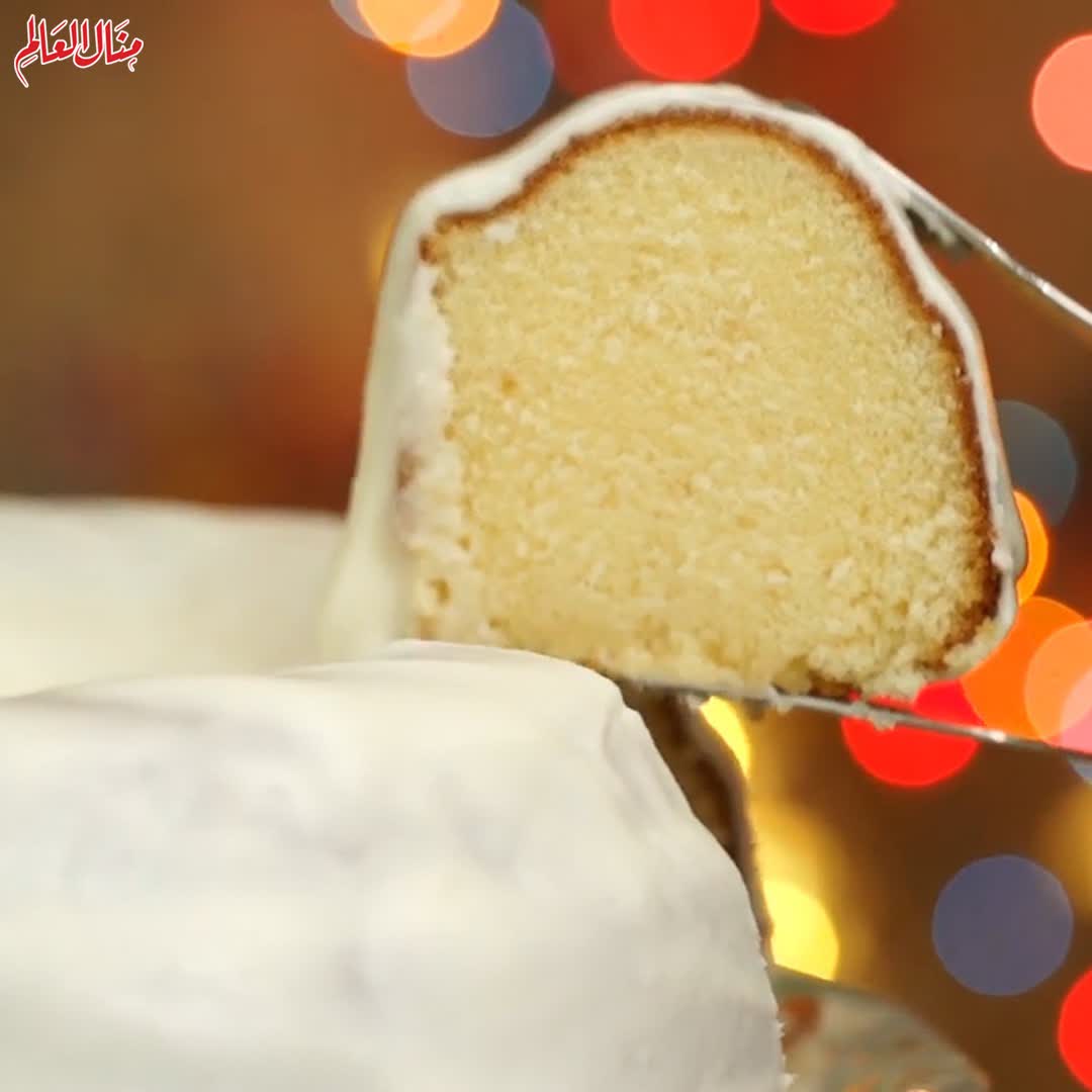 Vanilla Cake with Cream Cheese Sauce