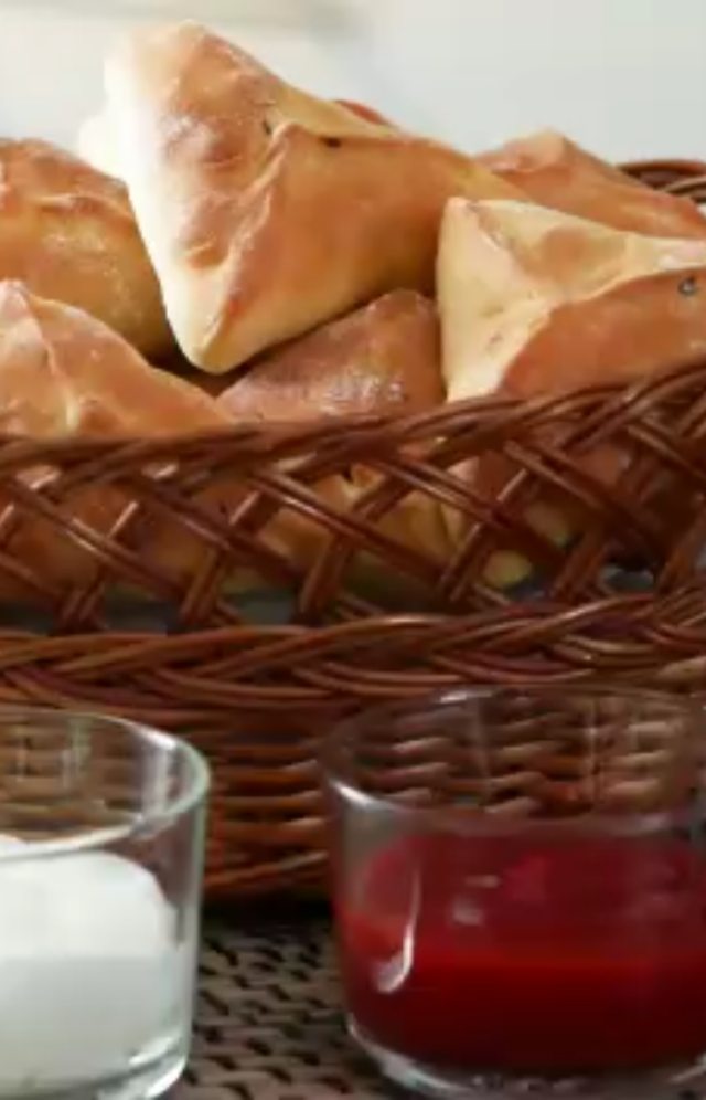 Spinach-Filled Baked Pastry Triangles