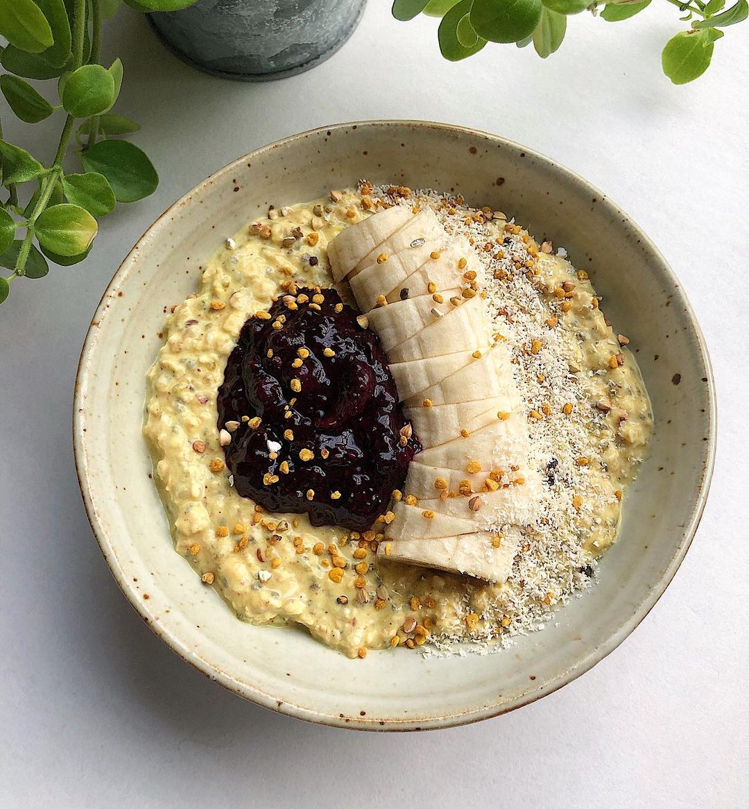 Creamy Turmeric Overnight Oats Breakfast