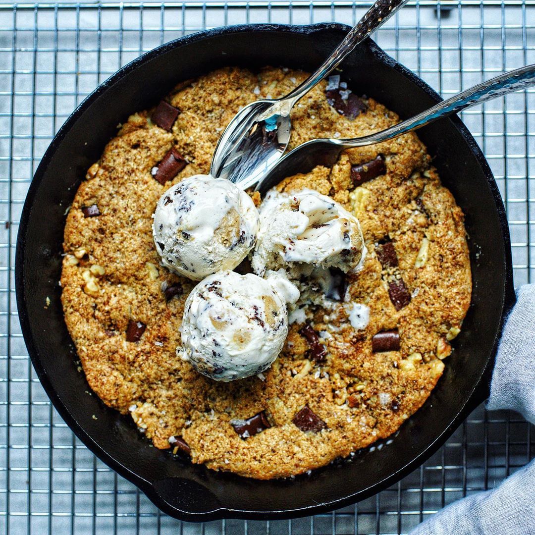 Vegan Skillet Cookie with Walnuts and Chocolate
