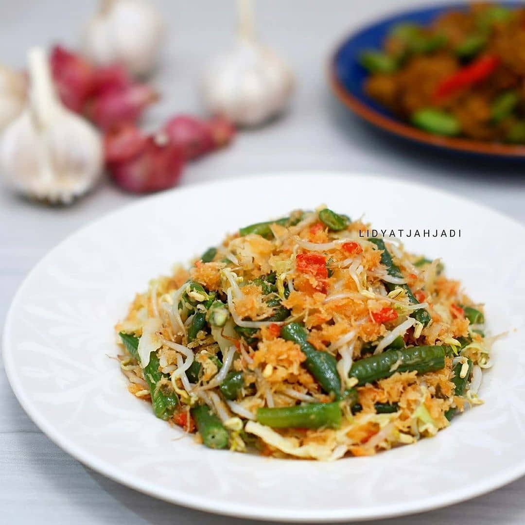 Indonesian Urap-Urap Vegetable Salad