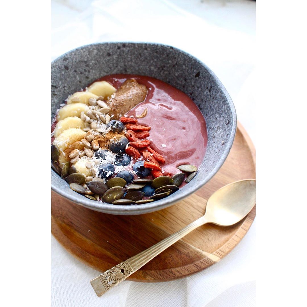 Nutritious Açaí Bowl with Mango and Berries