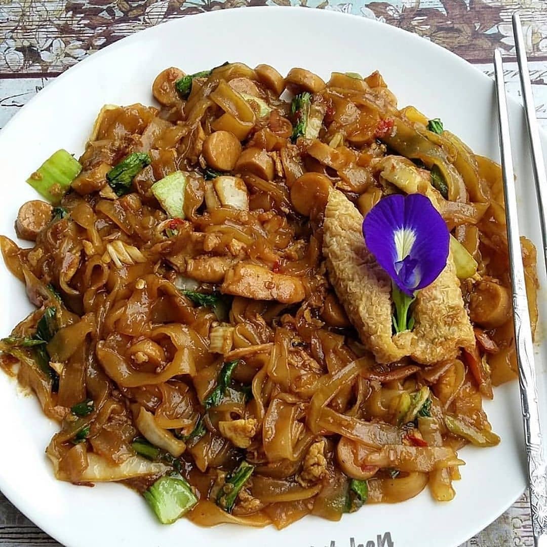 Indonesian Fried Flat Rice Noodles