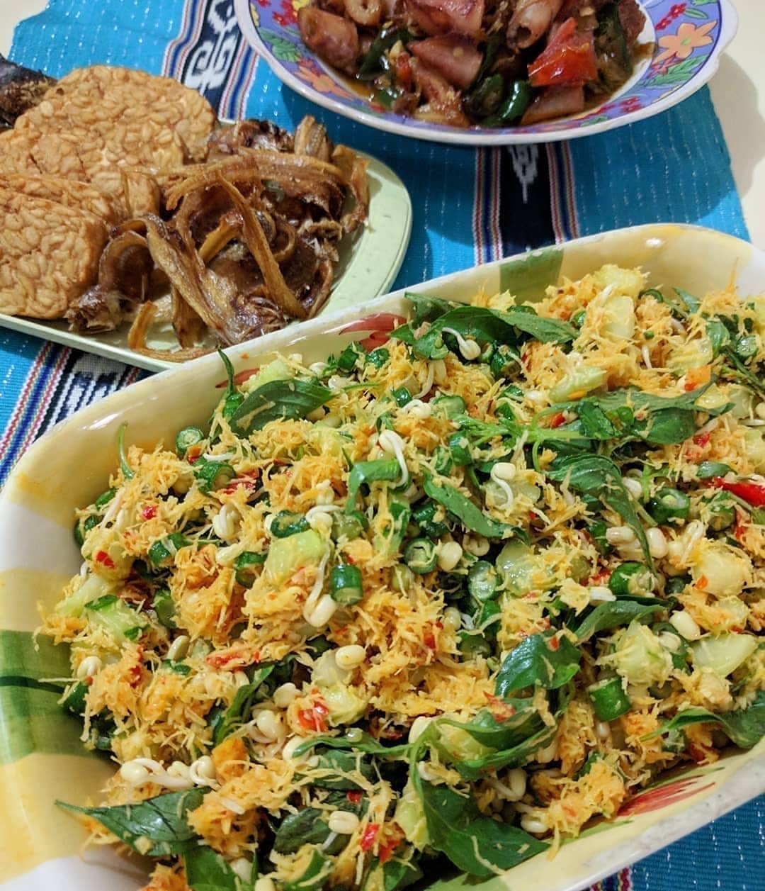 Indonesian Vegetable Dish with Grated Coconut