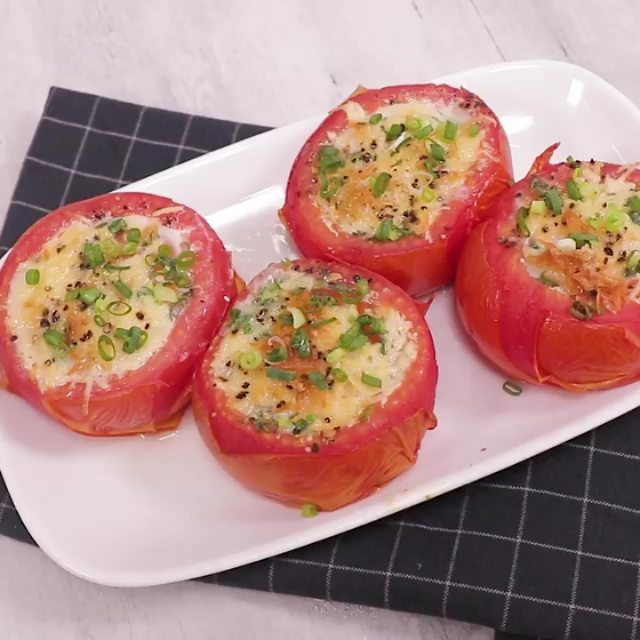 Baked Eggs in Tomato Cups