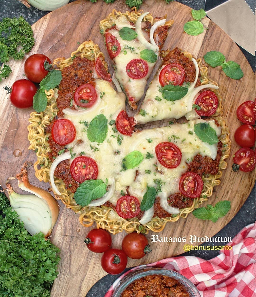 Noodle Pizza with Bolognese Topping