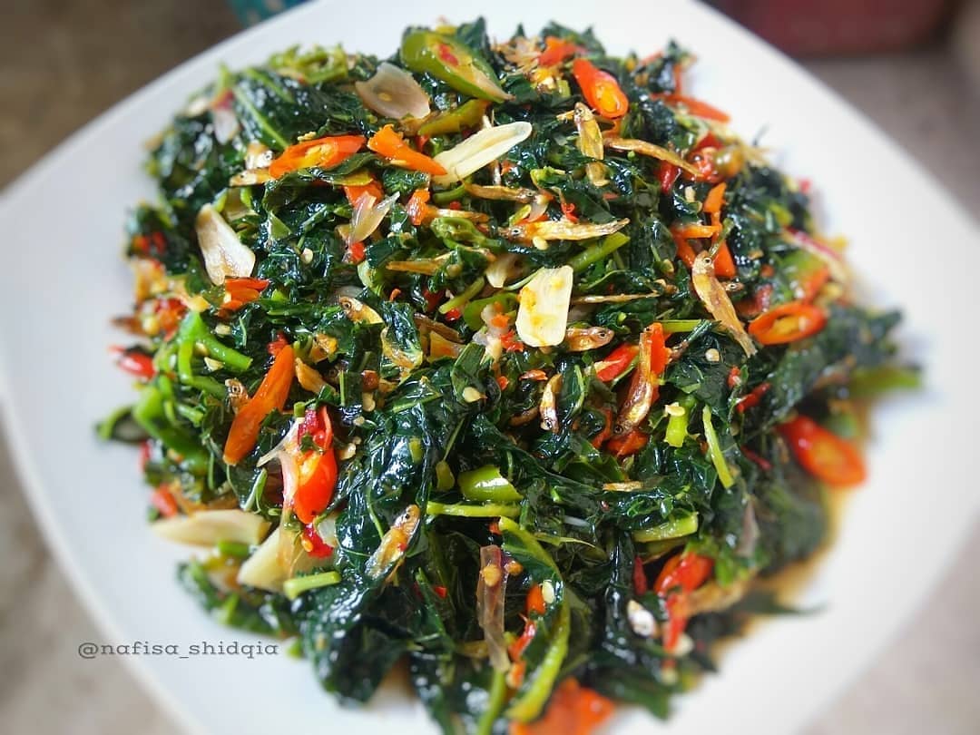 Stir-Fried Papaya Leaves with Anchovies