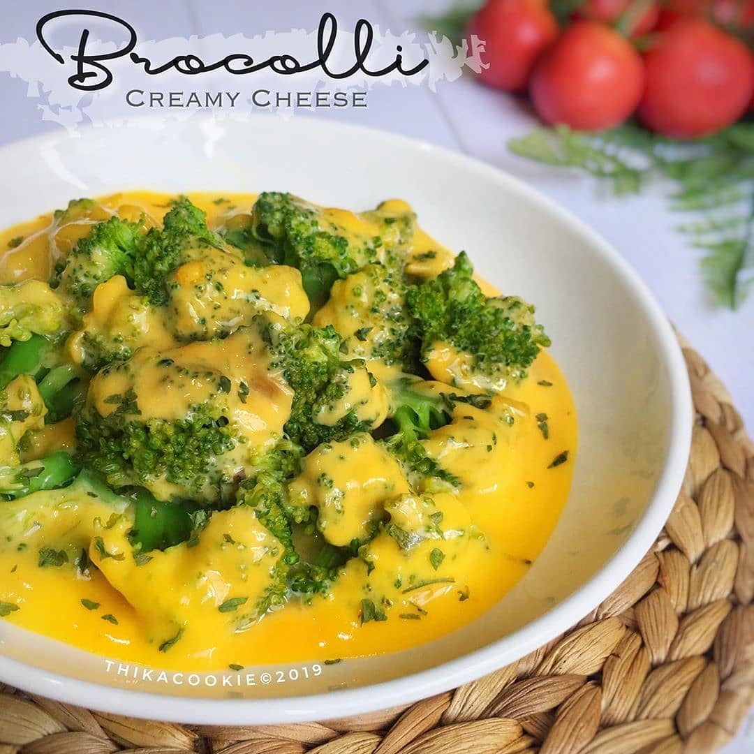 Broccoli with Creamy Cheese Sauce
