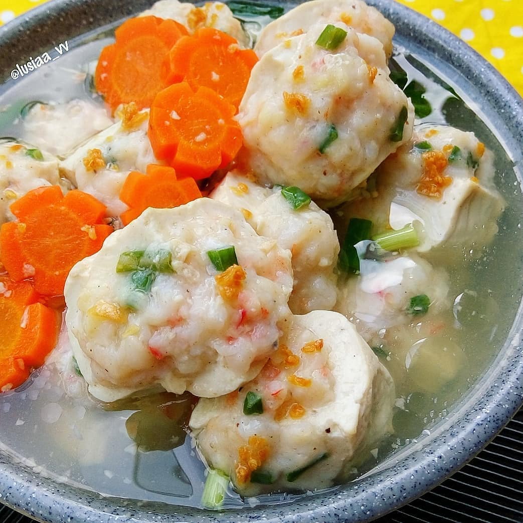 Stuffed Tofu Soup with Prawns