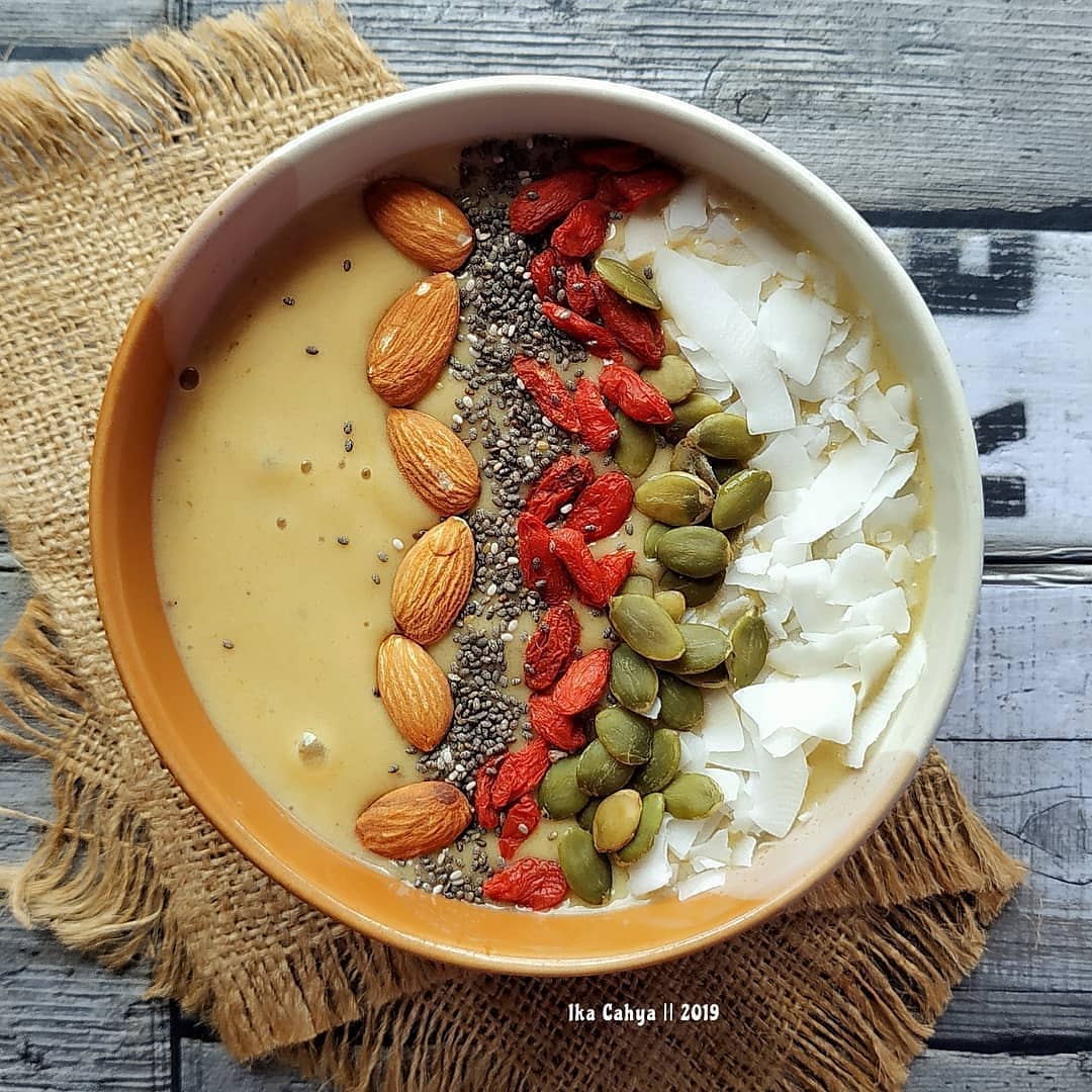 Easy Mango Banana Smoothie with Toppings