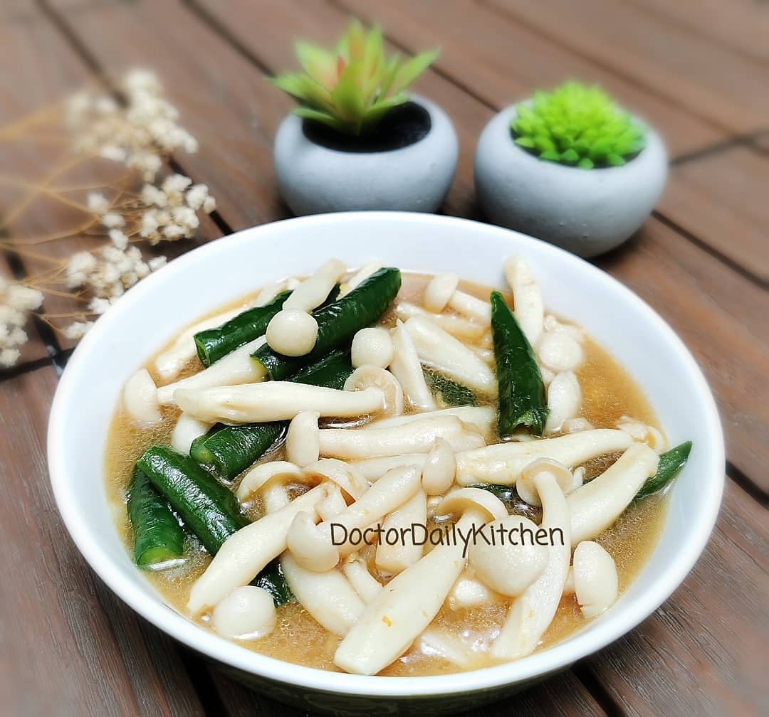 Stir-Fried Shimeji Mushrooms with Green Chilies