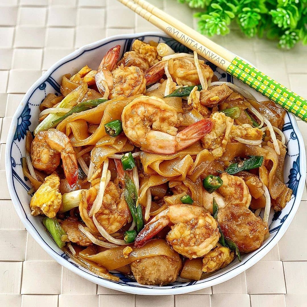 Indonesian Stir-Fried Rice Noodles