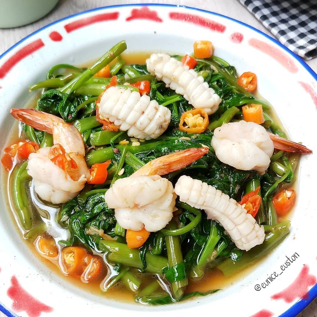 Stir-Fried Water Spinach with Seafood