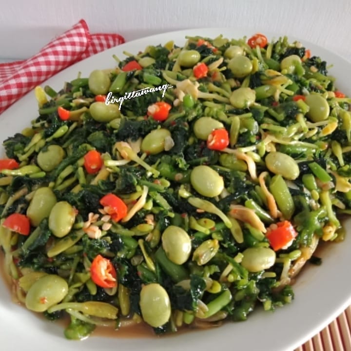 Stir-Fried Papaya Flowers and Leaves