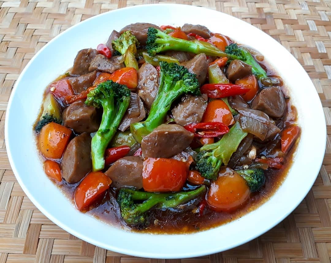 Stir-Fried Meatballs with Broccoli and Black Pepper