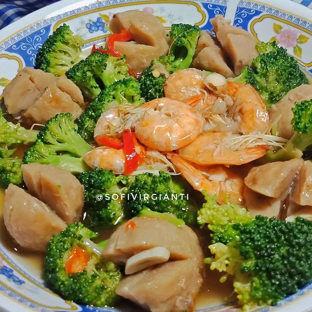 Stir-Fried Broccoli with Shrimp and Meatballs