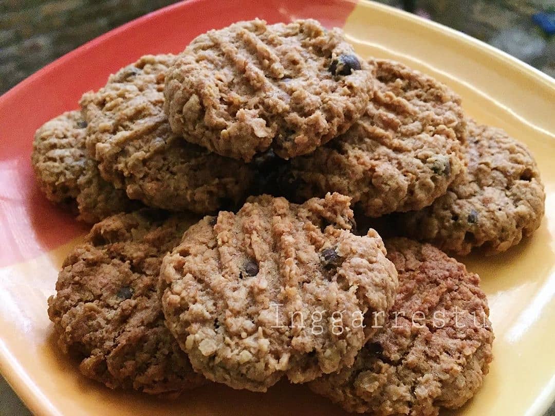 Oatmeal Cookies with Cinnamon and Chocolate Chips