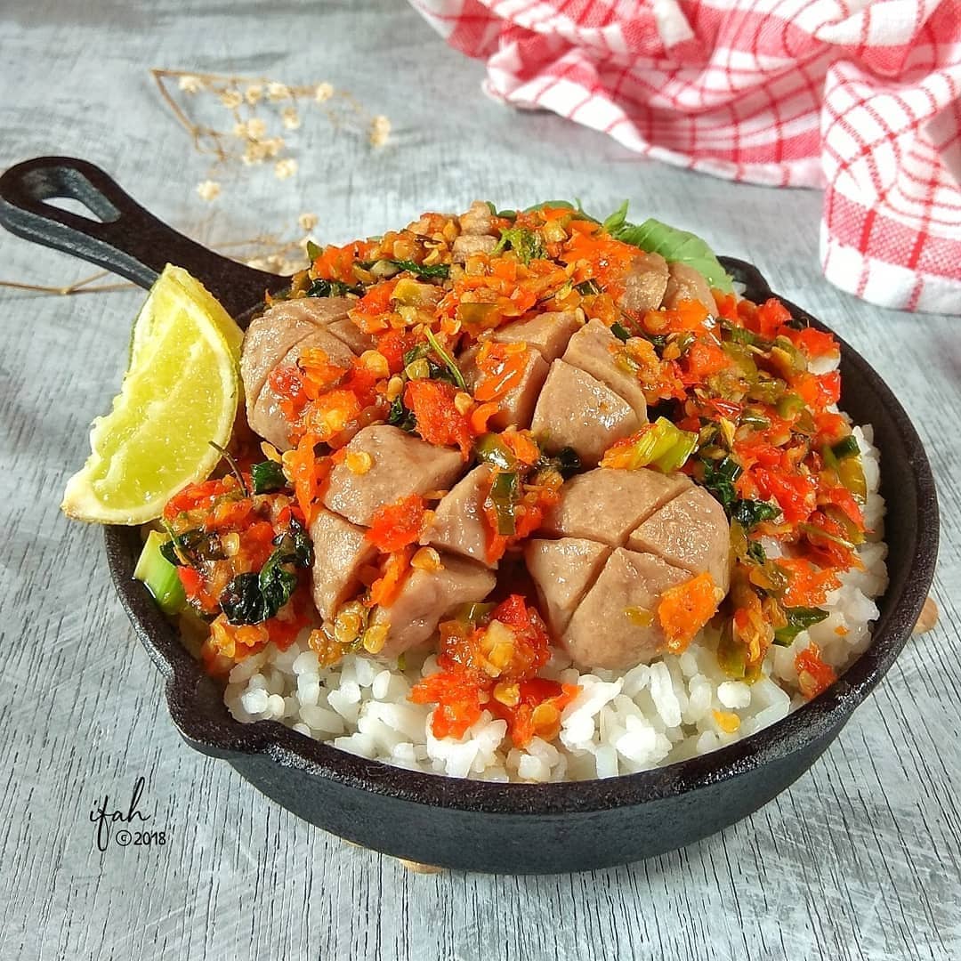 Fried Meatballs with Spicy Basil Sauce