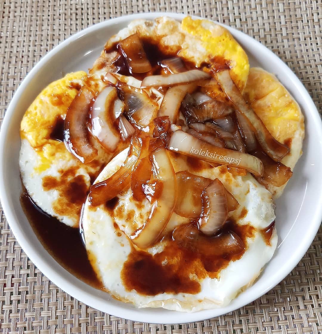 Sunny-Side Up Eggs with Butter Sauce