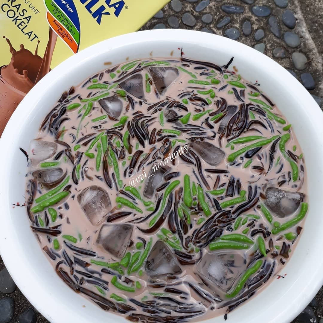Grass Jelly with Cendol and Milk