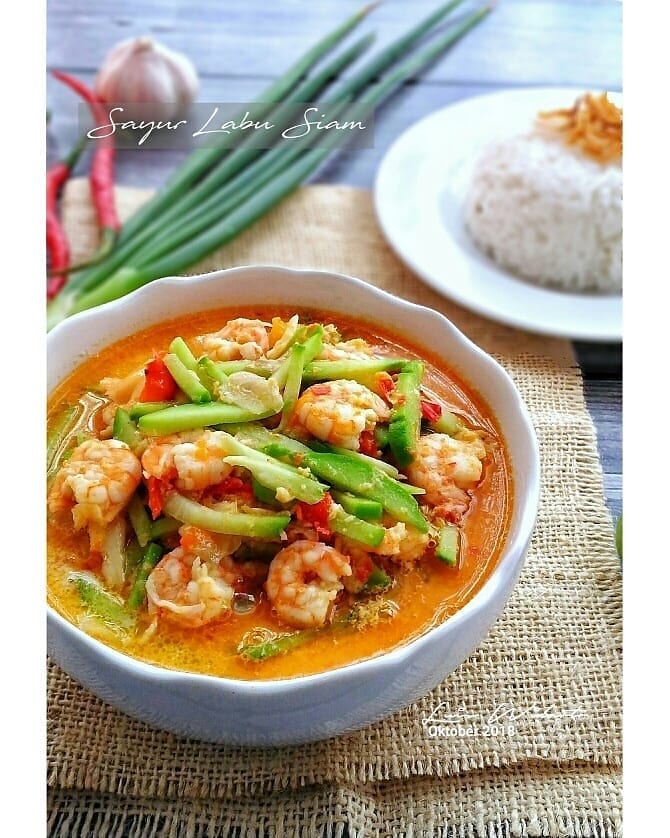 Chayote and Shrimp Stir-Fry