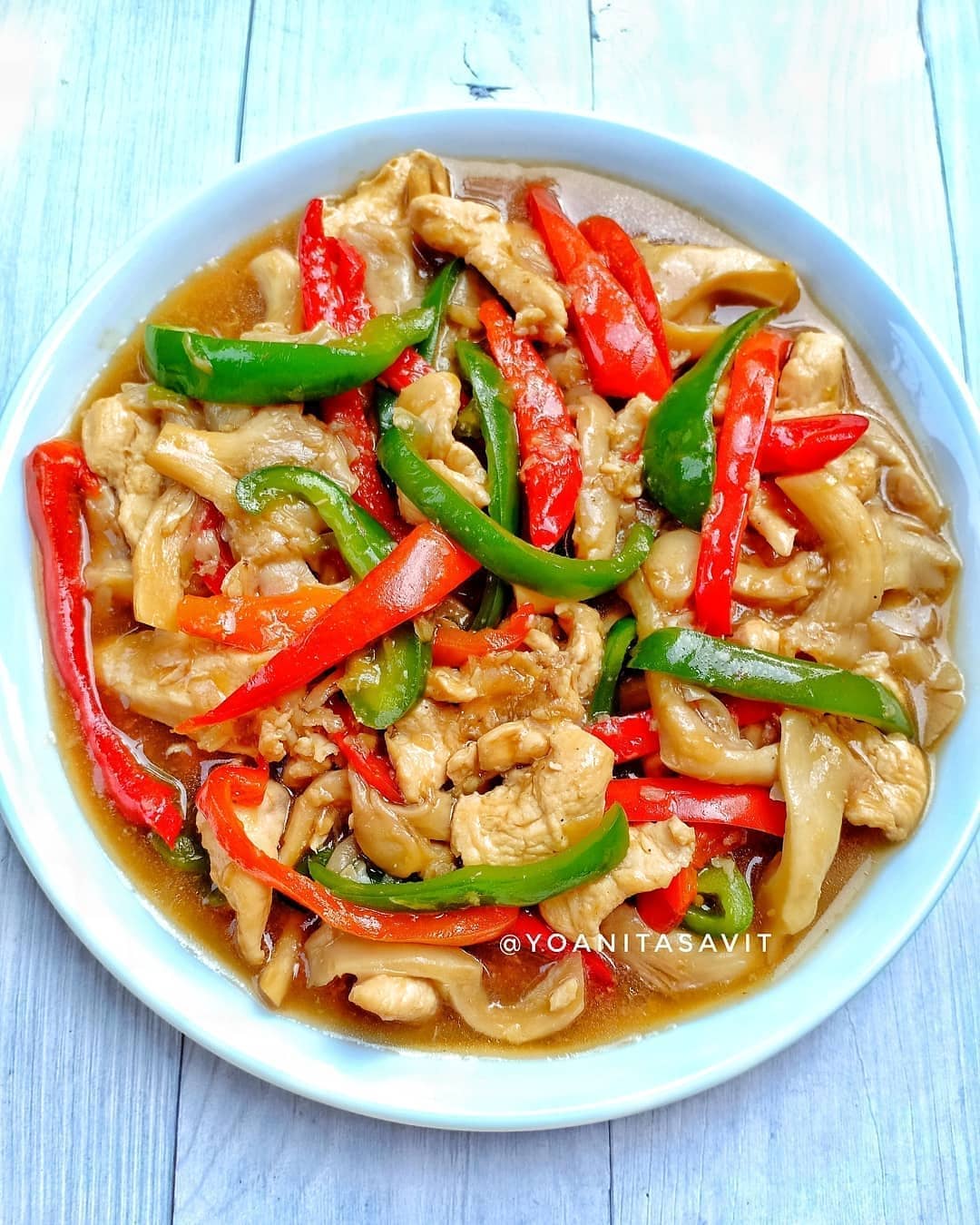 Stir-Fried Chicken with Mushrooms and Bell Peppers