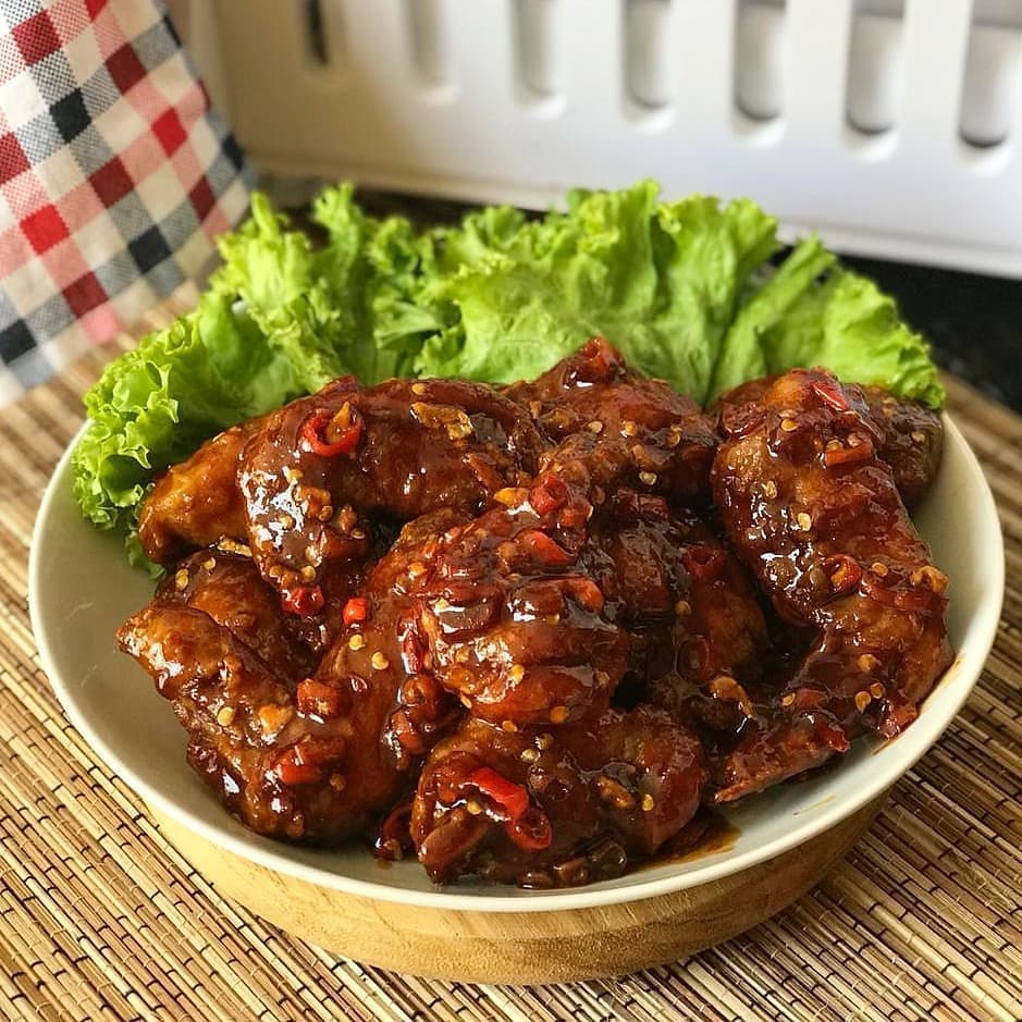 Fried Spicy Chicken Wings with Sauce