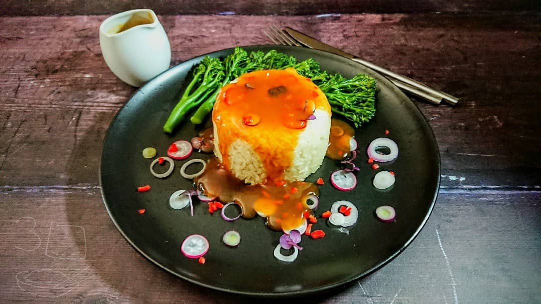 Rice Bomb with Vegetarian Filling and Sauce