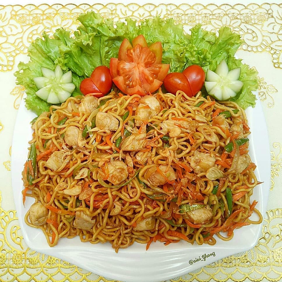 Stir-Fried Long Life Noodles with Chicken