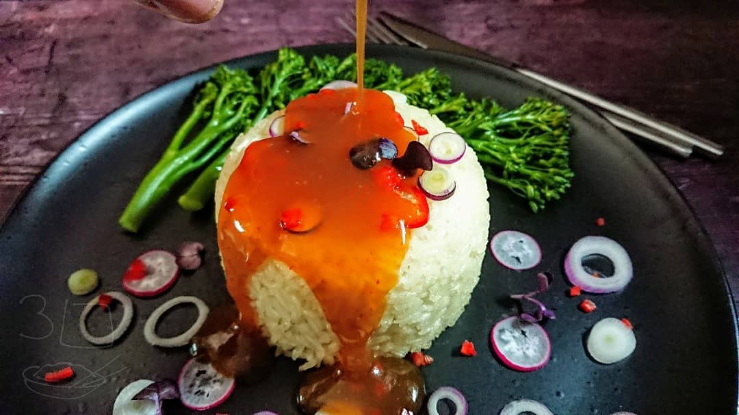 Rice Bomb with Vegetarian Filling and Sauce