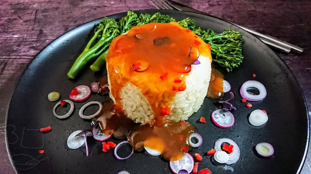 Rice Bomb with Vegetarian Filling and Sauce