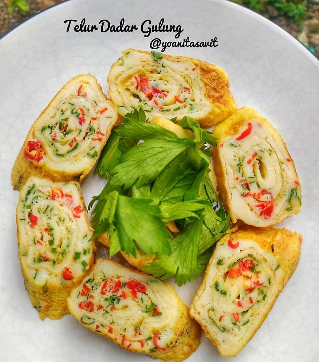 Simple Rolled Omelette with Chilies