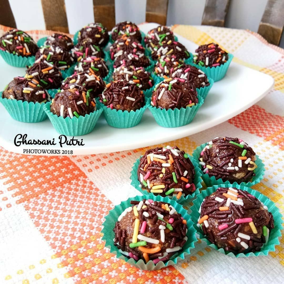 No-Bake Regal Chocolate Balls