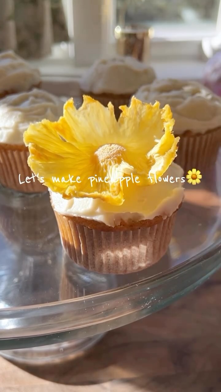 Oven-Baked Dehydrated Pineapple Flowers