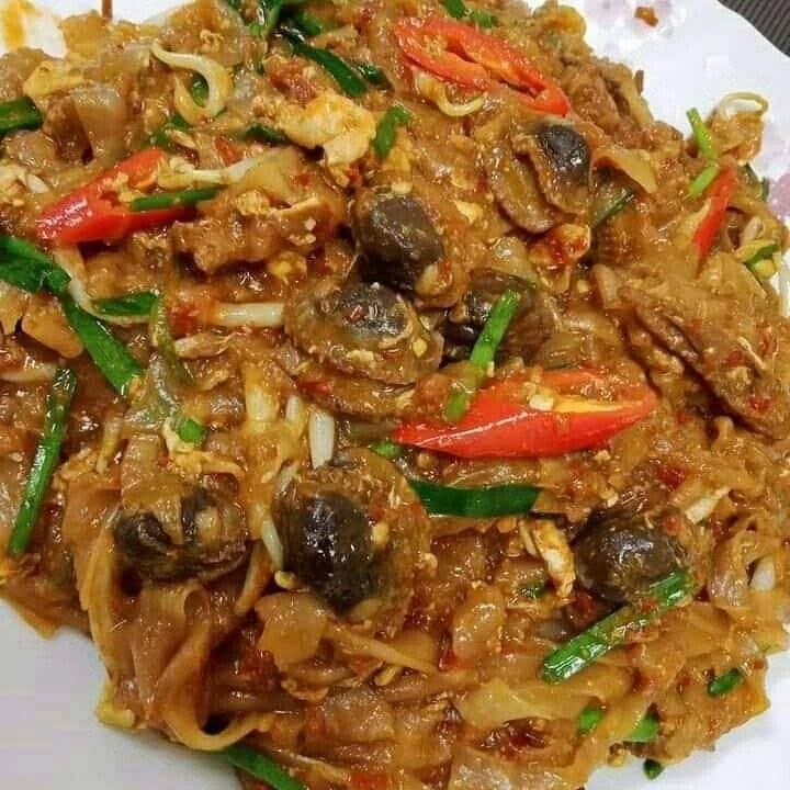 Stir-Fried Noodles with Clams and Meat