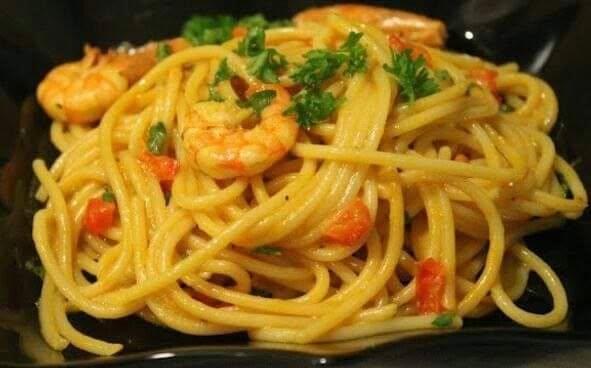 Spaghetti with Prawns and Garlic Sauce