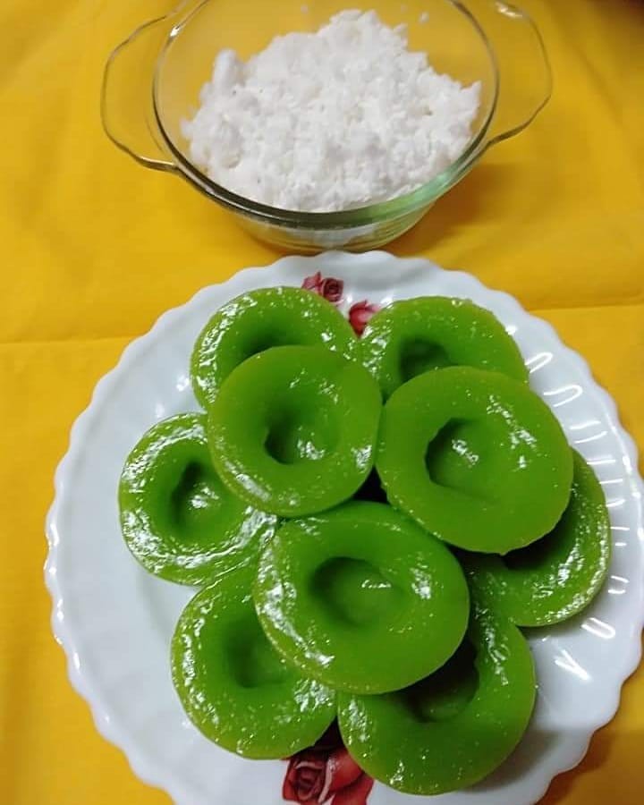 Traditional Steamed Pandan Rice Cake