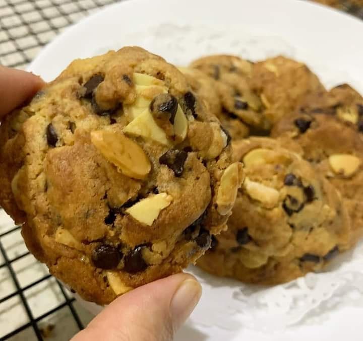 Chocolate Chip Almond Cookies