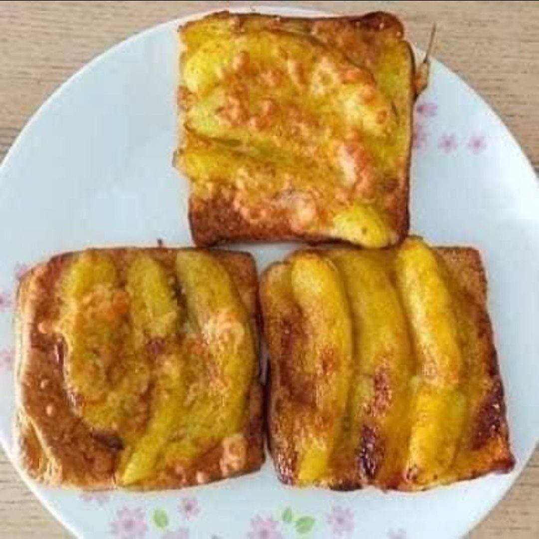 Baked Banana and Cheese Toast