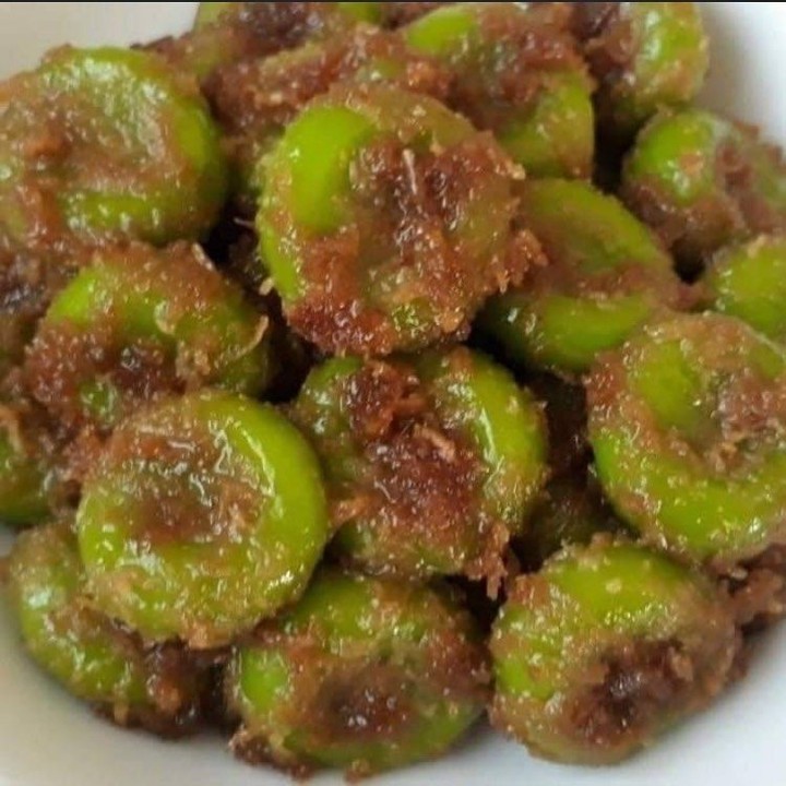 Glutinous Rice Balls with Pandan and Coconut