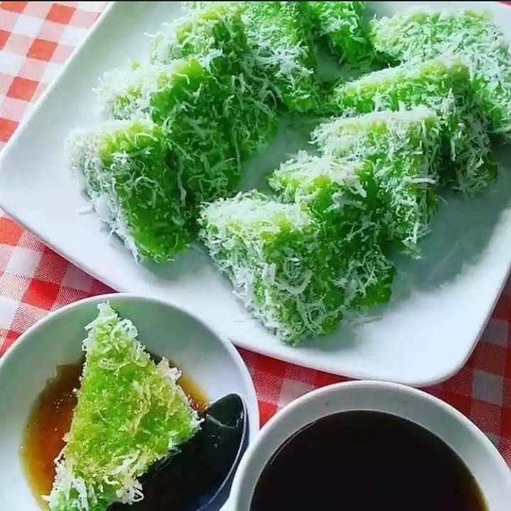 Glutinous Rice Cake with Pandan and Palm Sugar