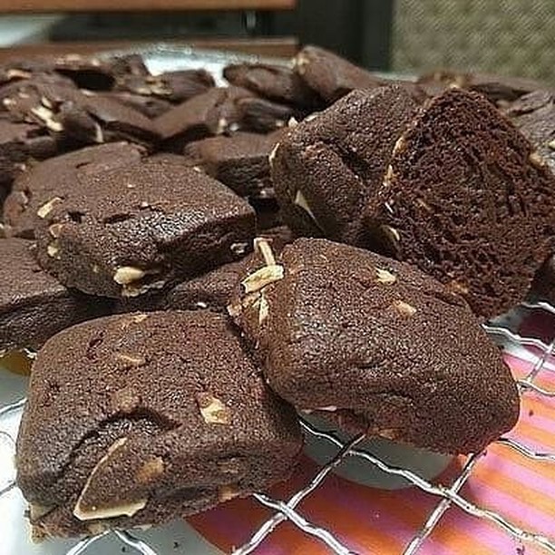 Simple Chocolate Almond Biscuits