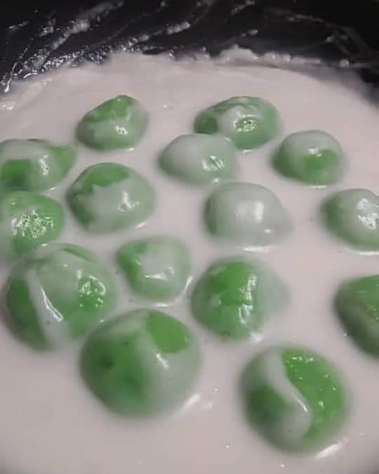 Malaysian Pandan Glutinous Rice Balls in Coconut Sauce