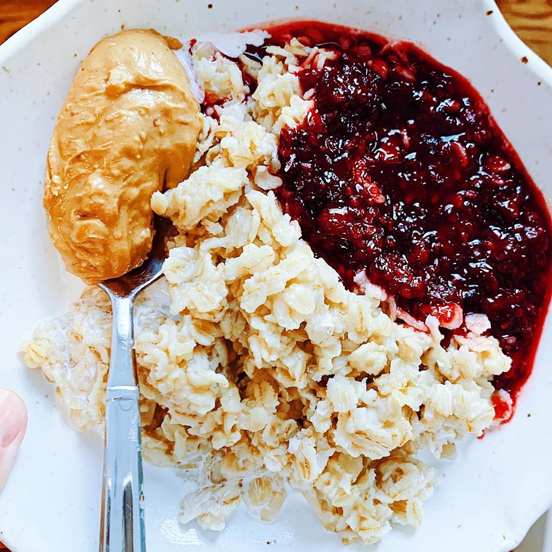 Chewy Oatmeal with Amazing Texture and Toppings