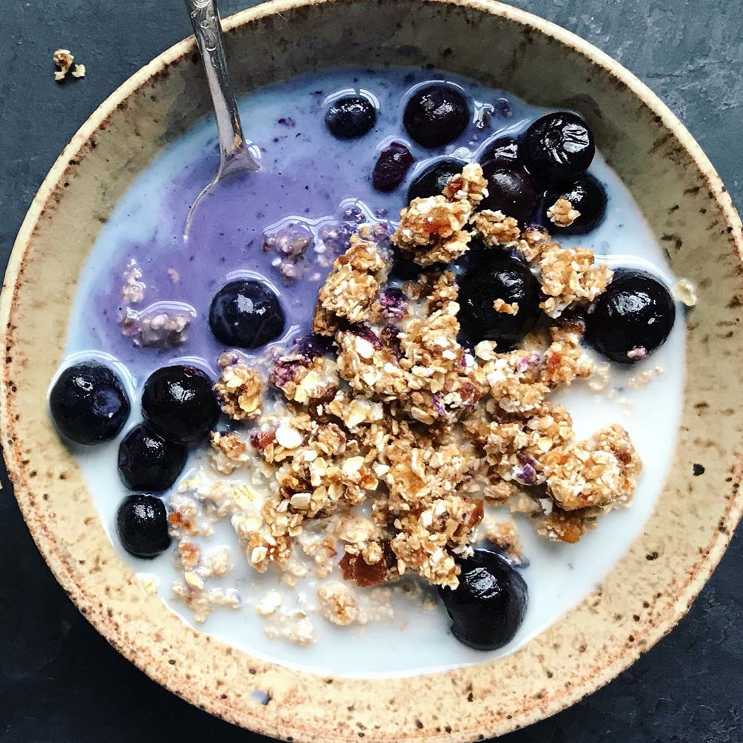 Easy Rawnola with Oats and Dates