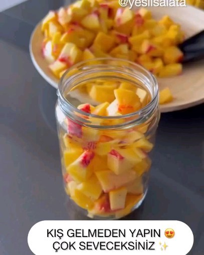 Simple Homemade Canned Peaches