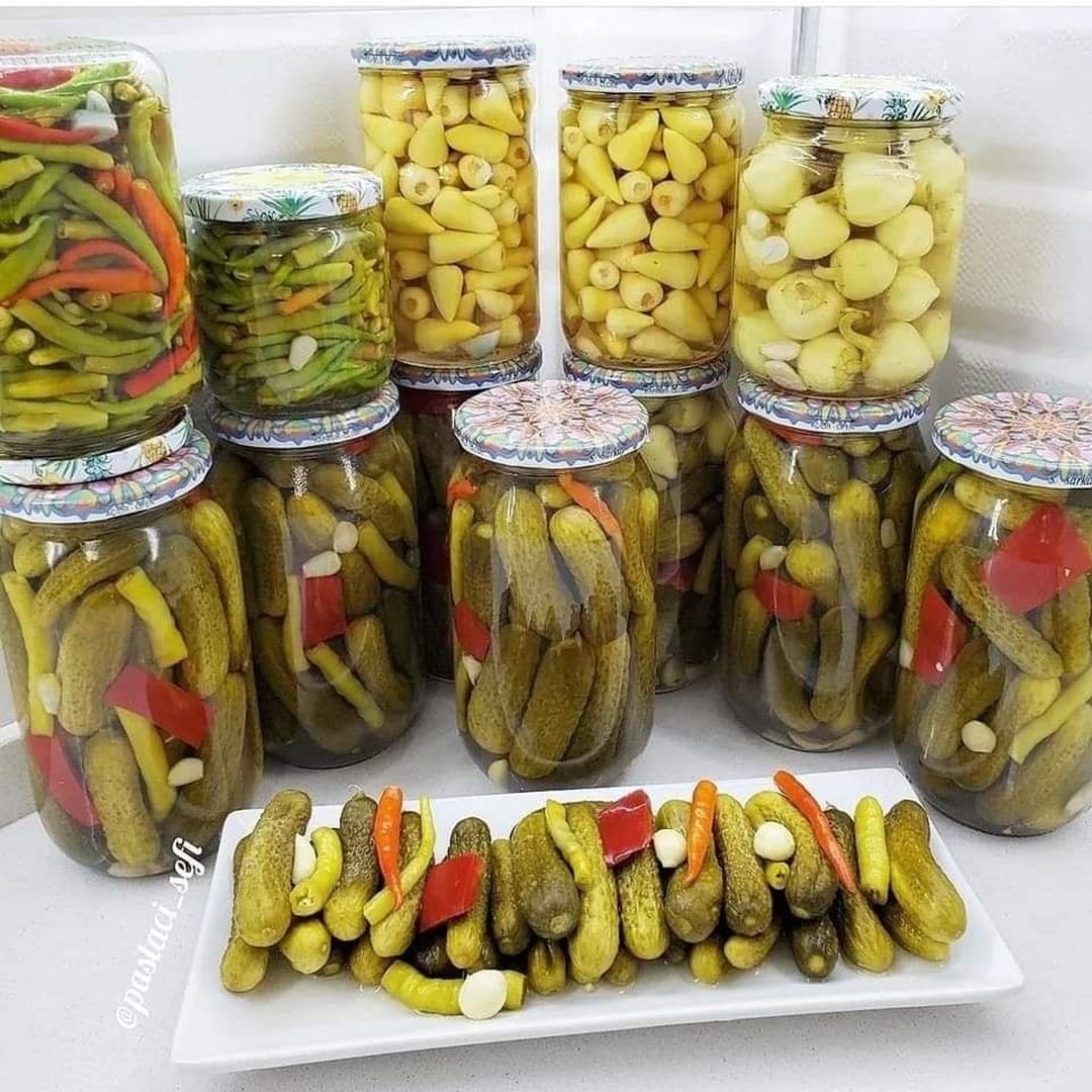 Crunchy Pickled Cucumbers and Peppers