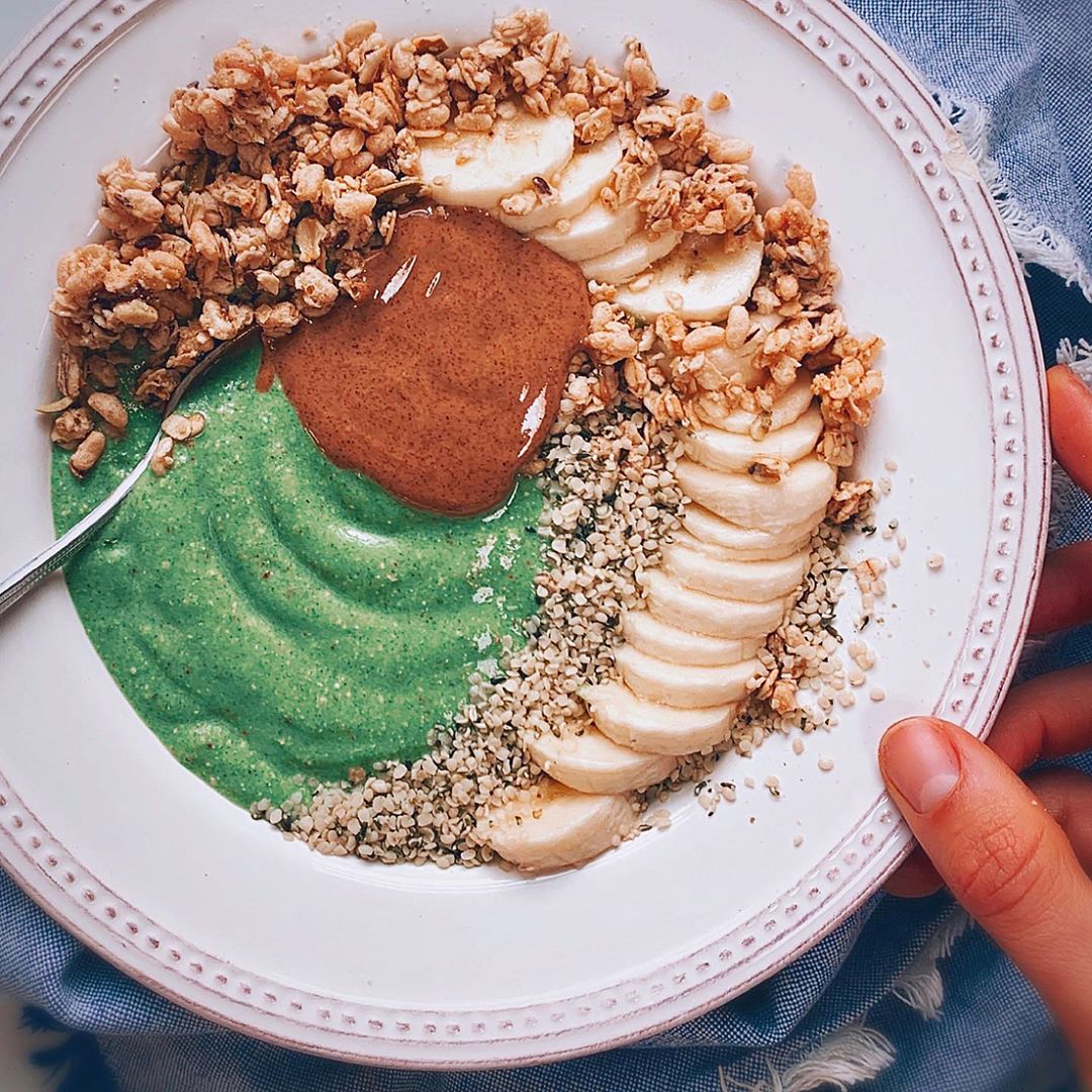 Banana Oat Smoothie with Toppings